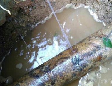 秀英楼顶渗水维修公司分享下地暖漏水的原因及检测方法。